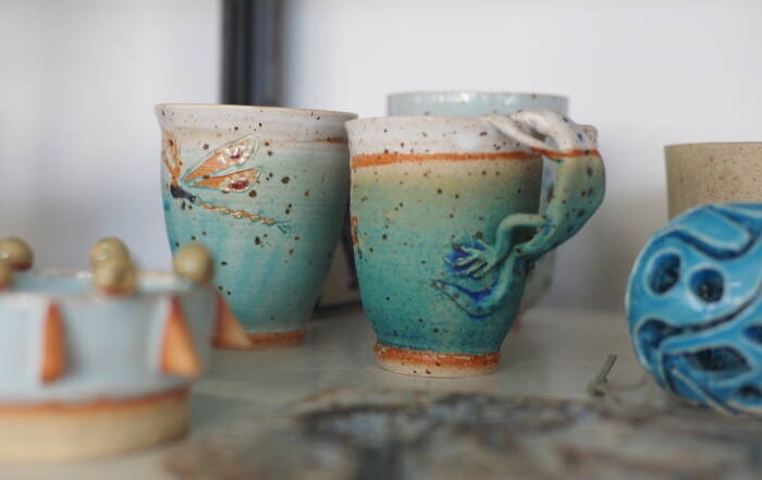 kopper af ler lavet til keramikundervisning på Kofoeds Skole