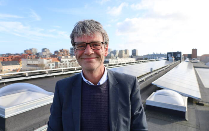Lars Øbing står foran solceller på taget af Kofoeds Skole - en af de investeringer der er gjort, for at styrke Kofoeds Skoles bæredygtighed.