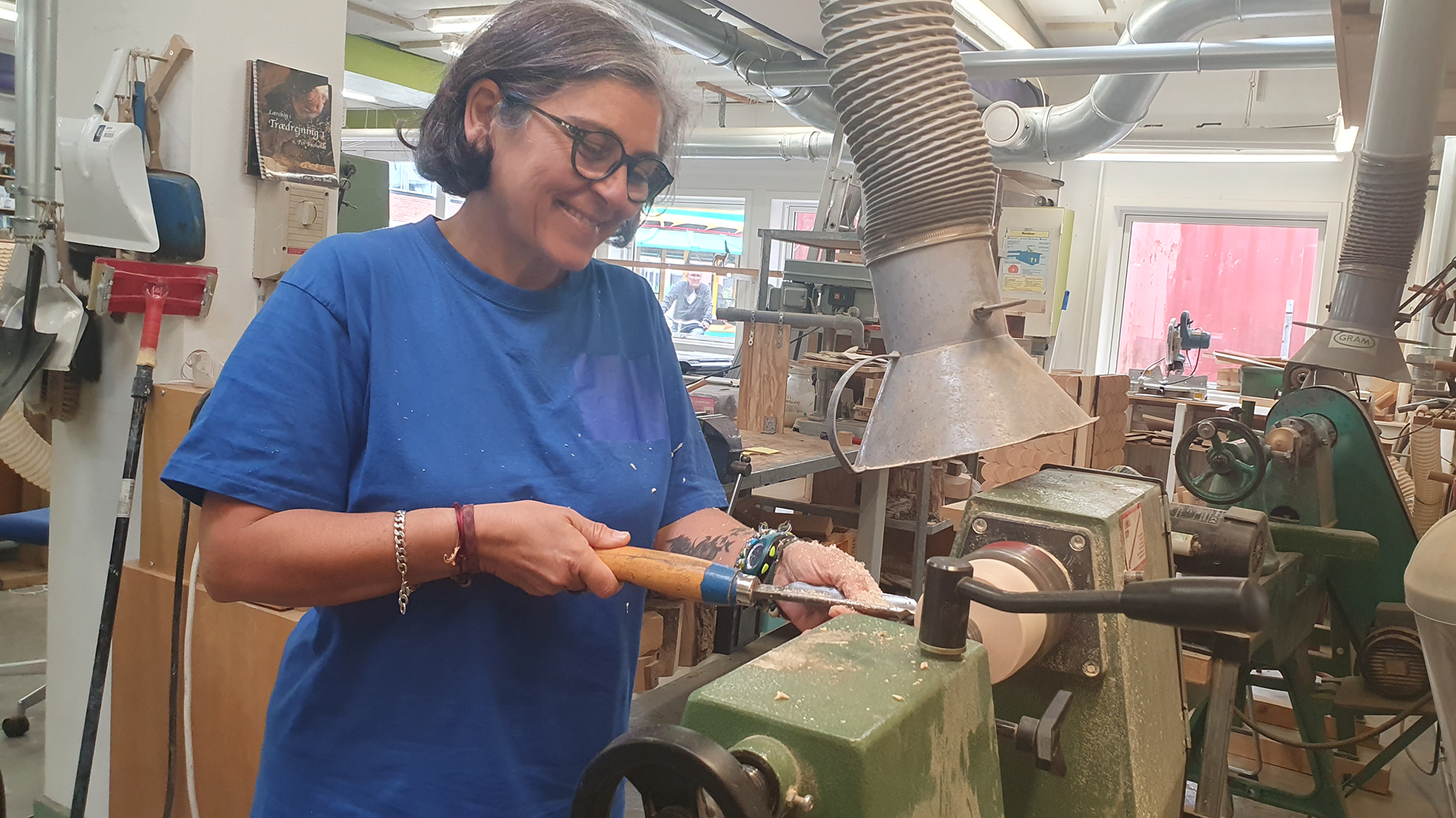 Tyrkisk dame arbejder på drejebænk i fællesskabet på ReDesigns træværksted på Kofoeds SKole